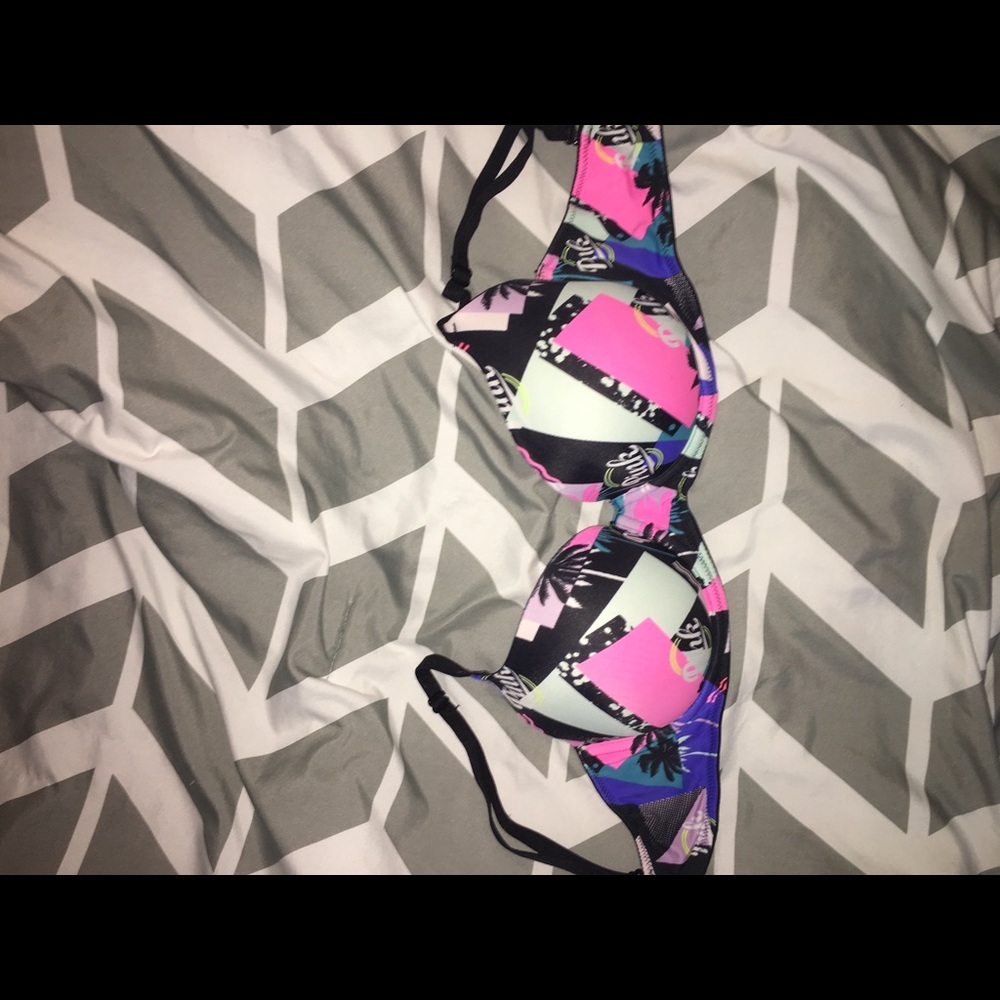 VS Pink lightly lined bra 32D
